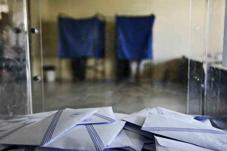 Ψάχνουν κάλπες και παραβάν μέχρι 19 Οκτωβρίου – Έγγραφο-φωτιά του Υπουργείου Εσωτερικών προς τους δήμους